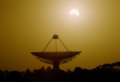 Parkes_Solar_Eclipse_4Dec2002_John_Sarkissian_01.jpg