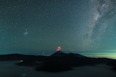 indonesian_volcanoes_milkyway_h.jpg