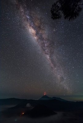 indonesian_volcanoes_milkyway_v.jpg