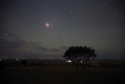 Lunar eclipse wide field 8 October 2014 earlier.jpg