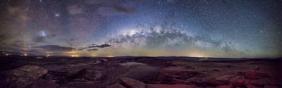 Milky-Way-over-Moon-Valley-by-Rafael-Defavari-900px---copia.jpg