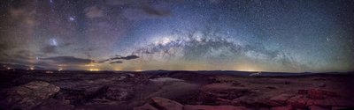 Milky-Way-over-Moon-Valley-900px-by-Rafael-Defavari_small.jpg