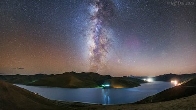 Milky way over Yamdrok Lake_small.jpg