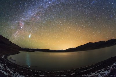 Taurid fireball over Yamdrok Lake3_small.jpg