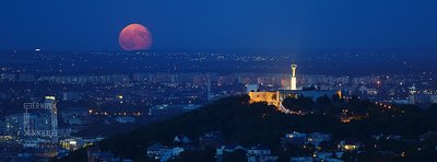 red_moonrise_over_budapest_by_eternipix_jav.jpg