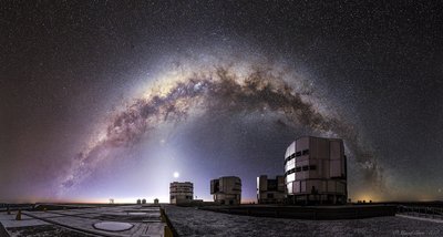 VLT-MilkyWayMoonPanorama-5961-net_small.jpg