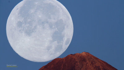 Moonset over Teide volcano DLopez (1) 2.jpg