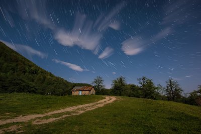 startrail above old house_small.jpg