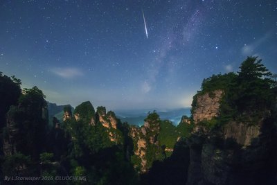 The magic stone from sky drop on the Zhangjiajie National Forest Park-apod_small.jpg