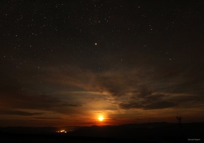 Moonset at La Silla Observatory_jpg_small.jpg