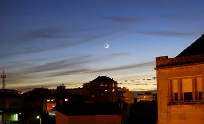 Crescent Moon and Venus Sunset_small.jpg
