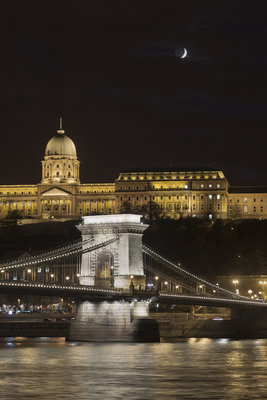 Moonset_over_Buda_castle_II_sss.jpg