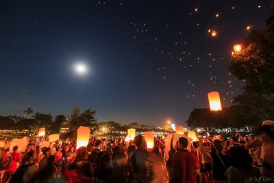 Supermoon kiss Loi Krathong1_small.jpg