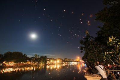 Supermoon kiss Loi Krathong3_small.jpg