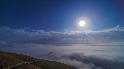 Lunar Corona on the cloud sea.jpg