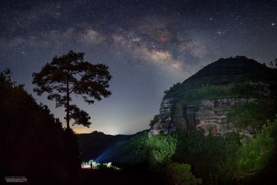 Milky-way,-Greeting-pine,-Danxia-landscape_small.jpg