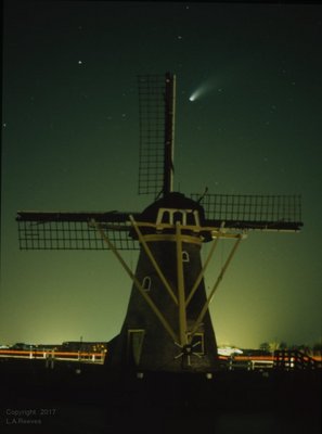 1997-03 Comet Hale-Bopp LReeves.jpg