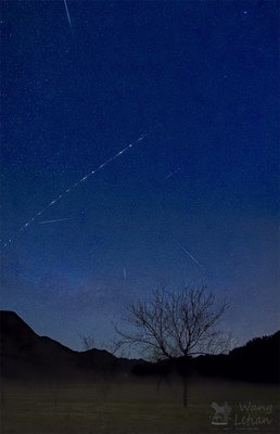 the Lyrid Meteors and Iridium Flare_small.jpg