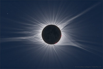 Lodriguss_Total_Solar_Eclipse_HDR_Corona.jpg