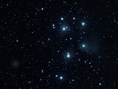 Comet Wirtanen through binoculars compared to the Pleiades.png