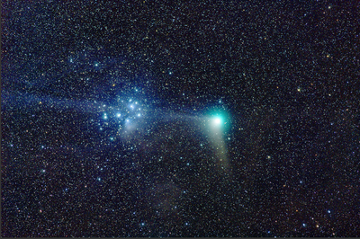 Comet Machholz and the Pleiades astrosurf.png