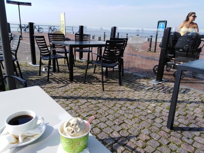 Kaffe och glass i Västra Hamnen 15 september 2020.jpg