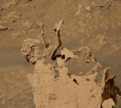rock-sticks-Curiosity-rover-Mars-May-17-2022.jpg