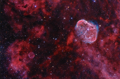 Crescent and Bubble Nebula Iván Éder.png