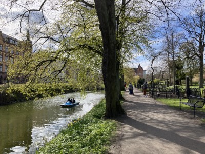 Nyutslagna lindar kanalbåt och flanörer.jpg