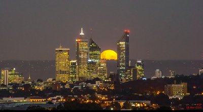 2013-03-28 Moon between BankWest & BHP Towers -crop20-2-lab1.jpg