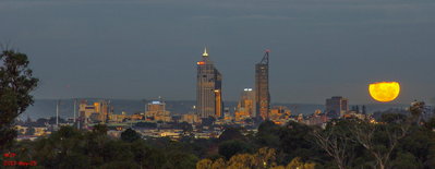 2013-05-30_Perth-CBD_and_rising_full-Moon_DSC5386_res20-300_lab1.jpg