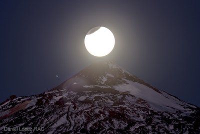 Luna parcialmente eclipsada sobre pico Teide 2_small.jpg