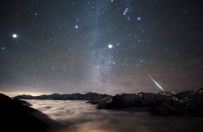 Geminid fireball over Mount Balang_small.jpg