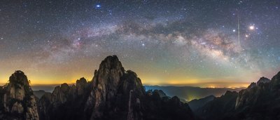 Milky way and meteor over Huangshan_1800_small.jpg