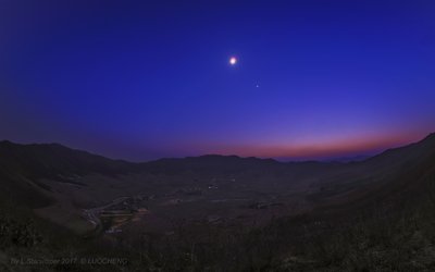 Venus,Mars conjuntion with moon over the Chinese XIUYAN crater_small.jpg