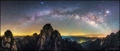 Milky way arc and meteor over Mount Huang_small.jpg