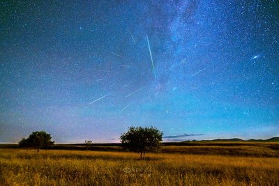 Chinese Sichuan Ruoergai cloud Ranch - the Perseid meteor shower_small.jpg