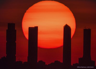 El Sol poniéndose tras las Cuatro Torres en Madrid_small.jpg