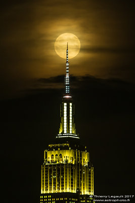 fullmoon_empirestatebuilding_vertical1000[1].jpg