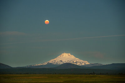 Total Lunar Eclipse Mount Jefferson Star Astrix.jpg