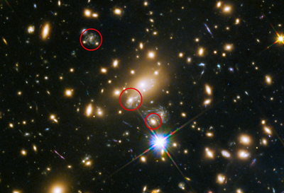 Refsdal supernova galaxy being mulitply lensed by foreground elliptical galaxy.png