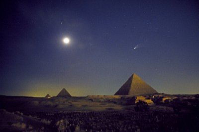 Comet_Hale-Bopp_over_Pyramids_at_Giza_1997_John-Goldsmith_ESA.jpg