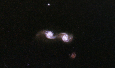 Background spiral galaxies south of M104 Hubble.png