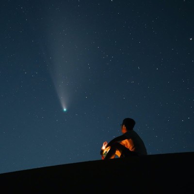 comet-and-person-howen-unsplash.jpg