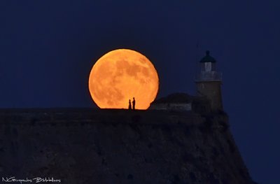 A Full Moon for Honeymooners